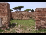 08116 ostia - regio v - semita dei cippi - ecke - via della fortuna della annonaria - edificio (v,iv,1) - suedwestecke - bli ri norden - 06-2024.jpg